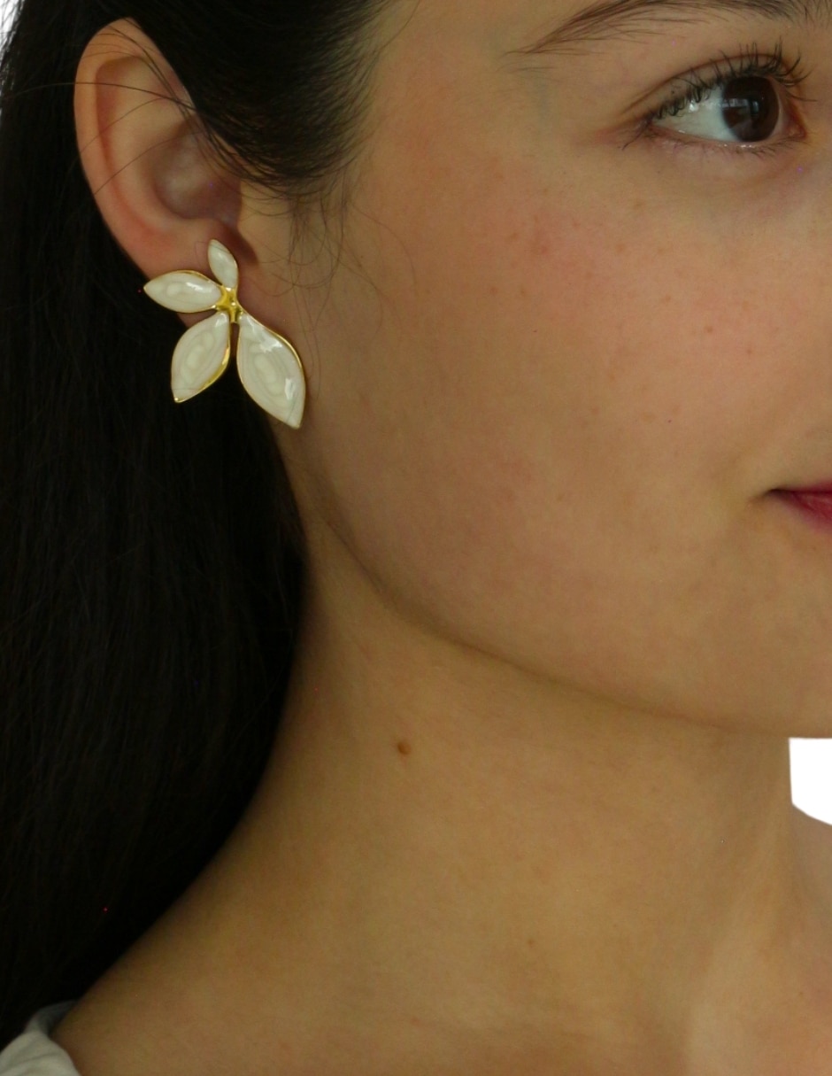 Aretes largos de flor con acabado brillante 4