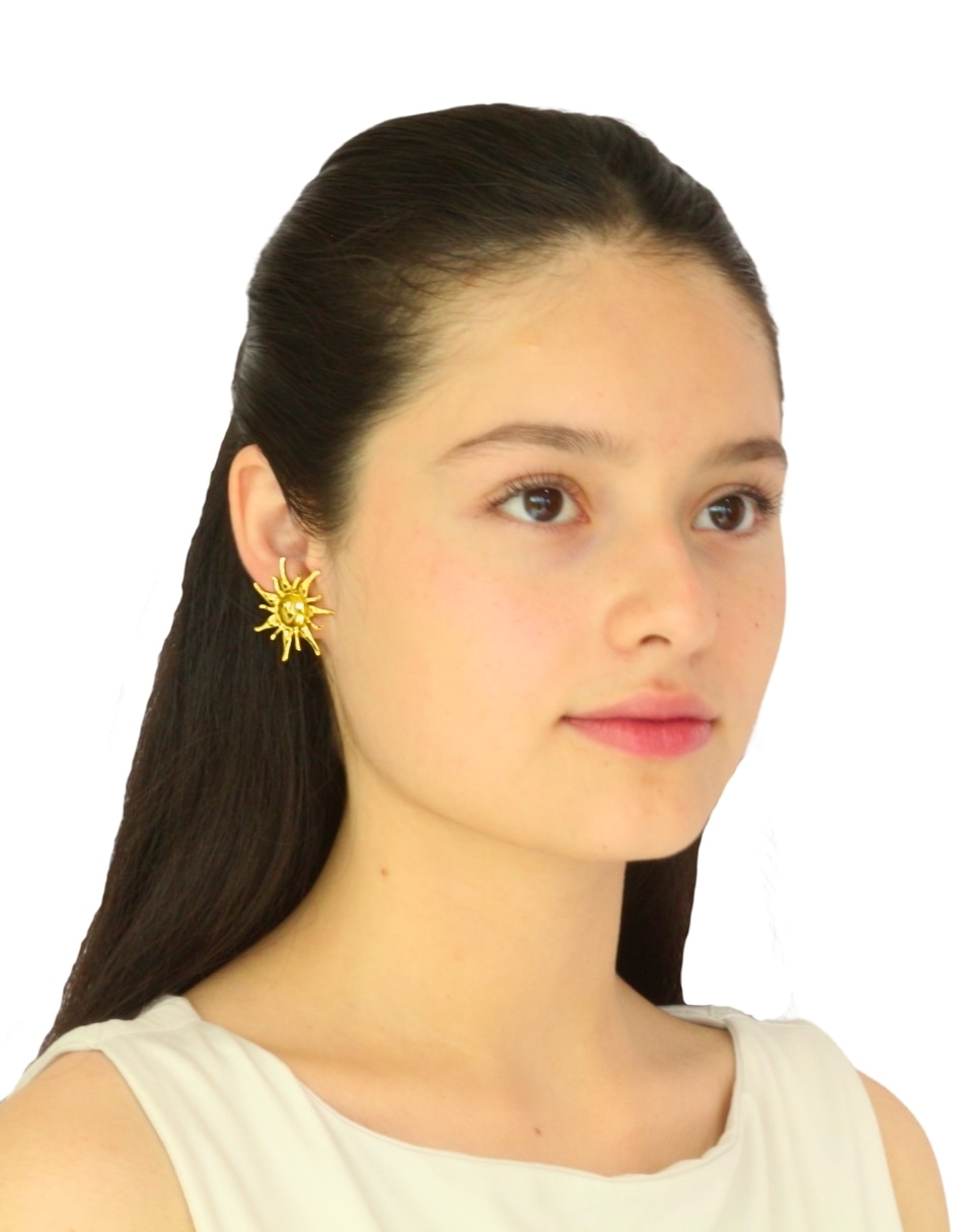 Aretes cortos Nuvi con acabado brillante