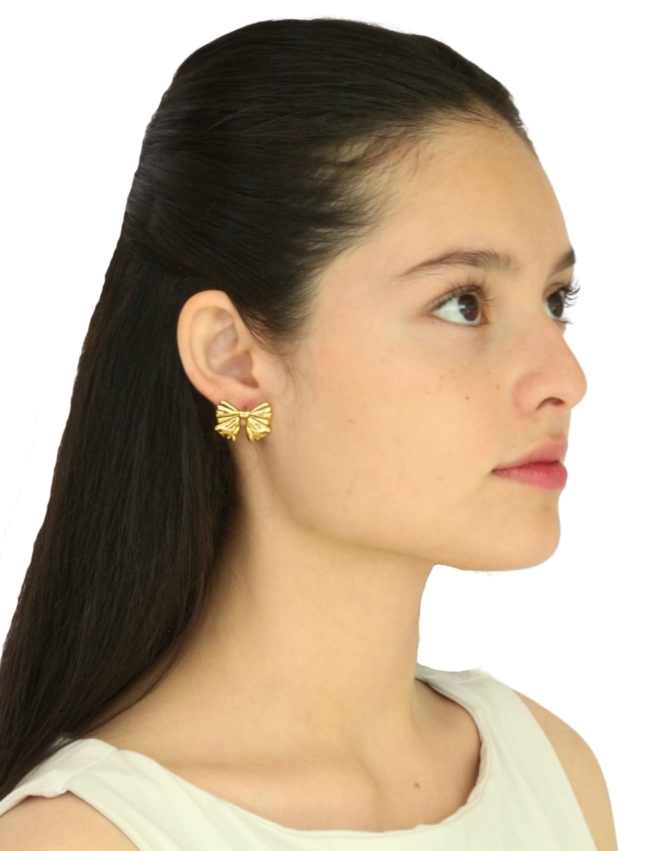 Aretes cortos  de moño  Nuvi   con acabado brillante