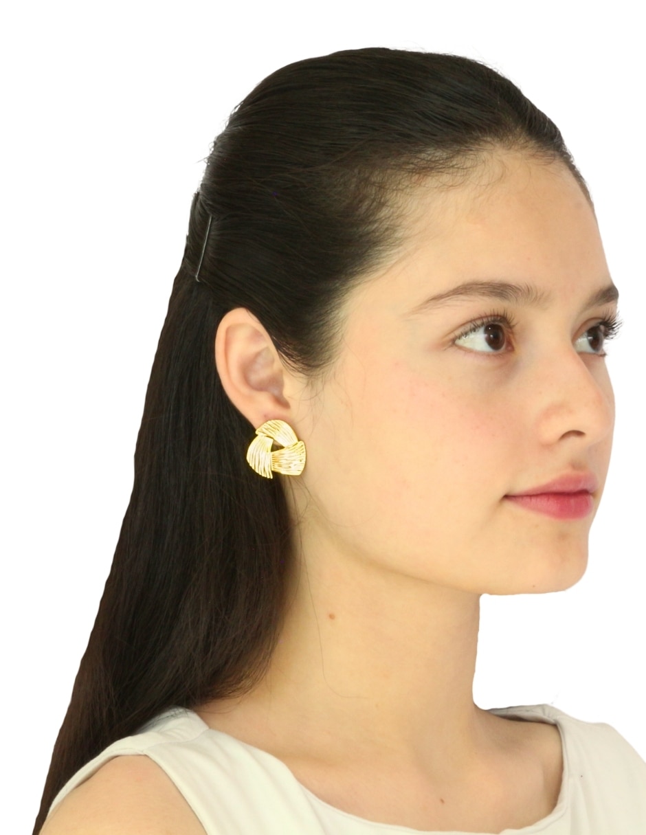 Aretes cortos triangulares Nuvi con acabado brillante