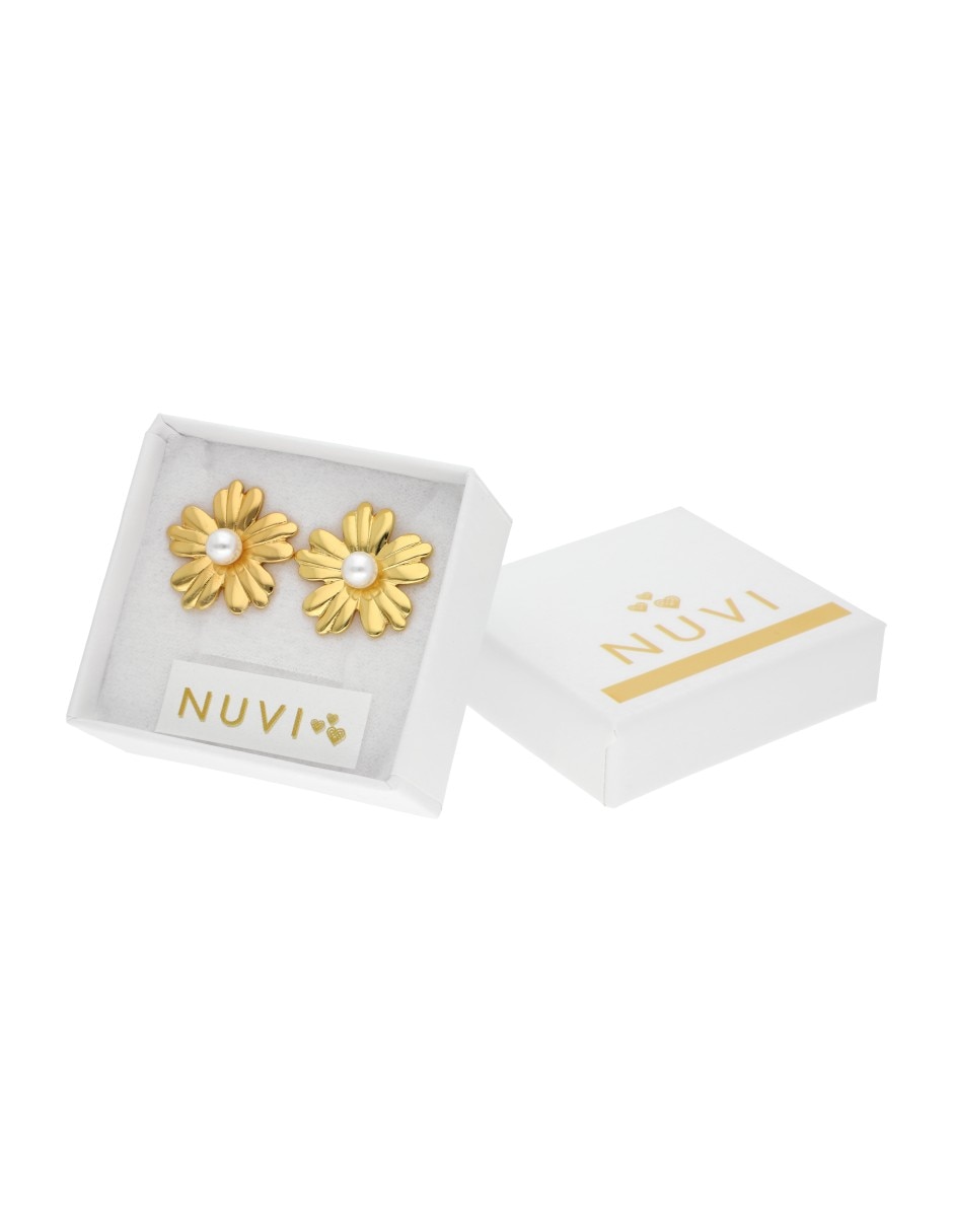 Aretes cortos  de flor  Nuvi   con acabado brillante