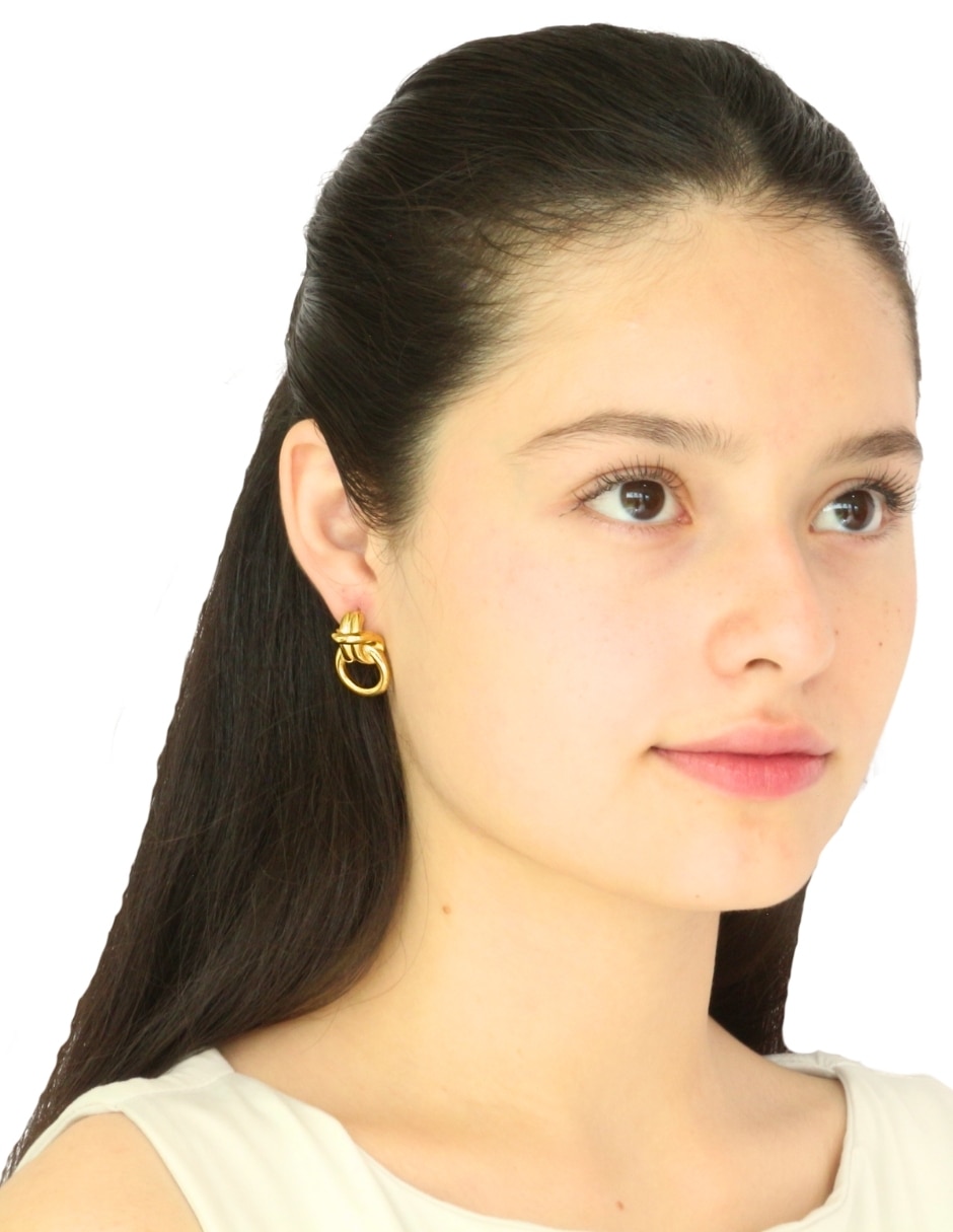 Aretes cortos de nudo Nuvi con acabado brillante