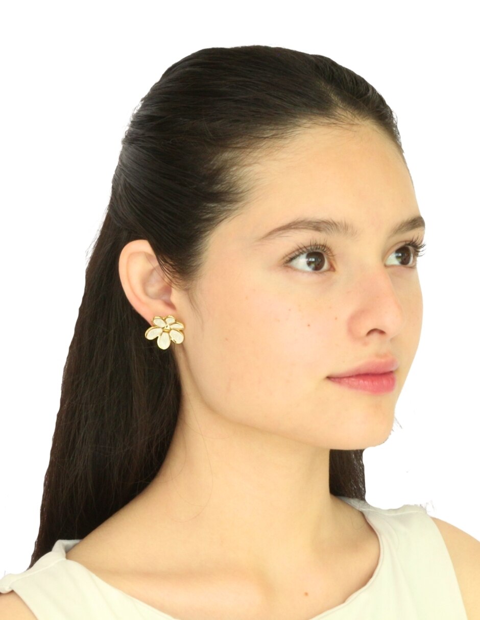 Arete de Flor Nuvi con acabado brillante