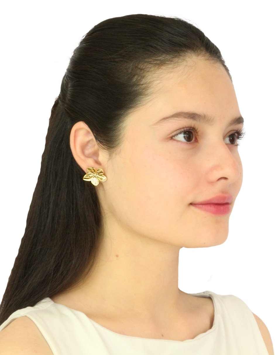 Arete de Flor Nuvi con acabado brillante