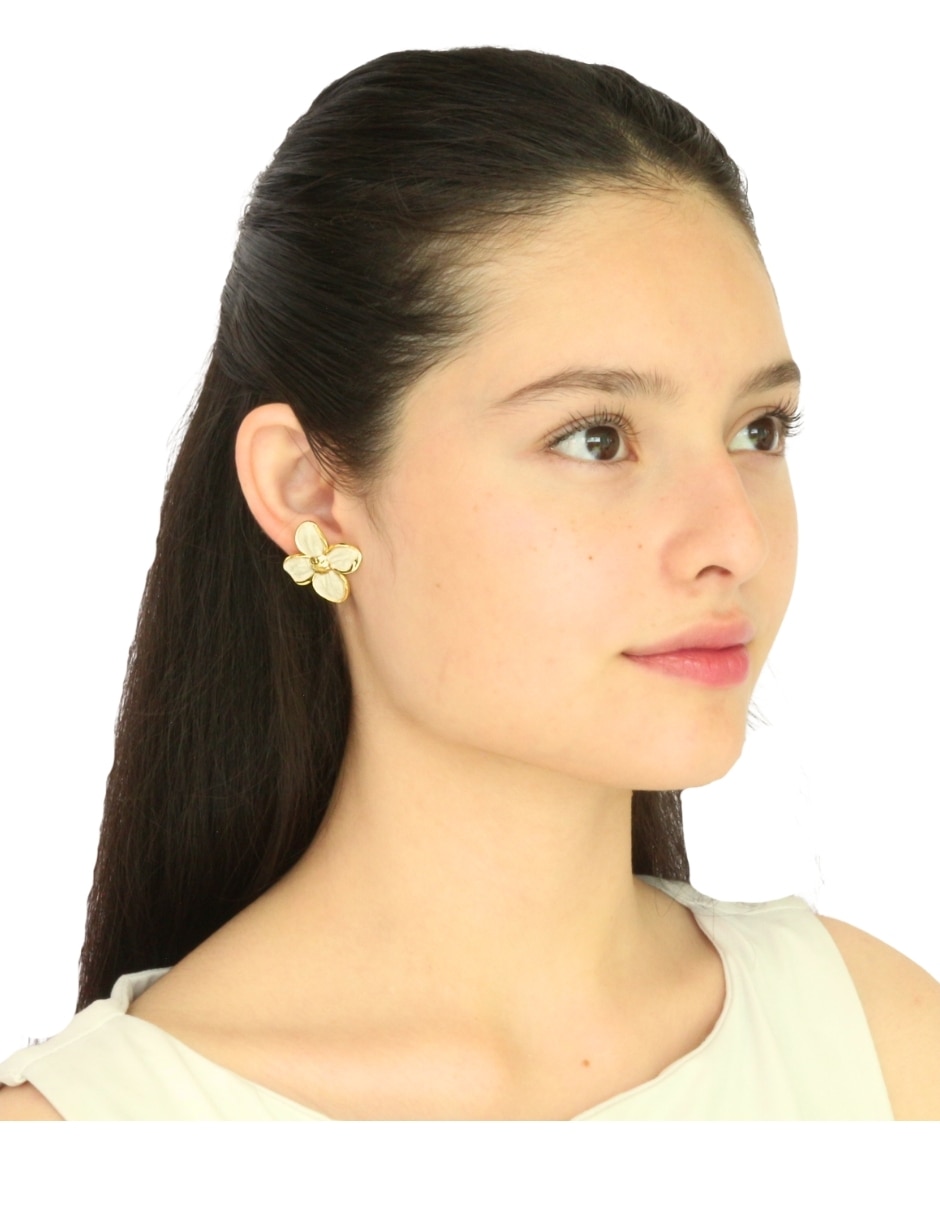 Arete de Flor Nuvi con acabado brillante