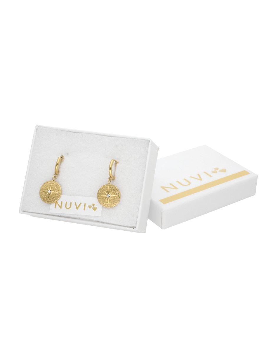 Aretes huggies de estrella Nuvi con acabado brillante