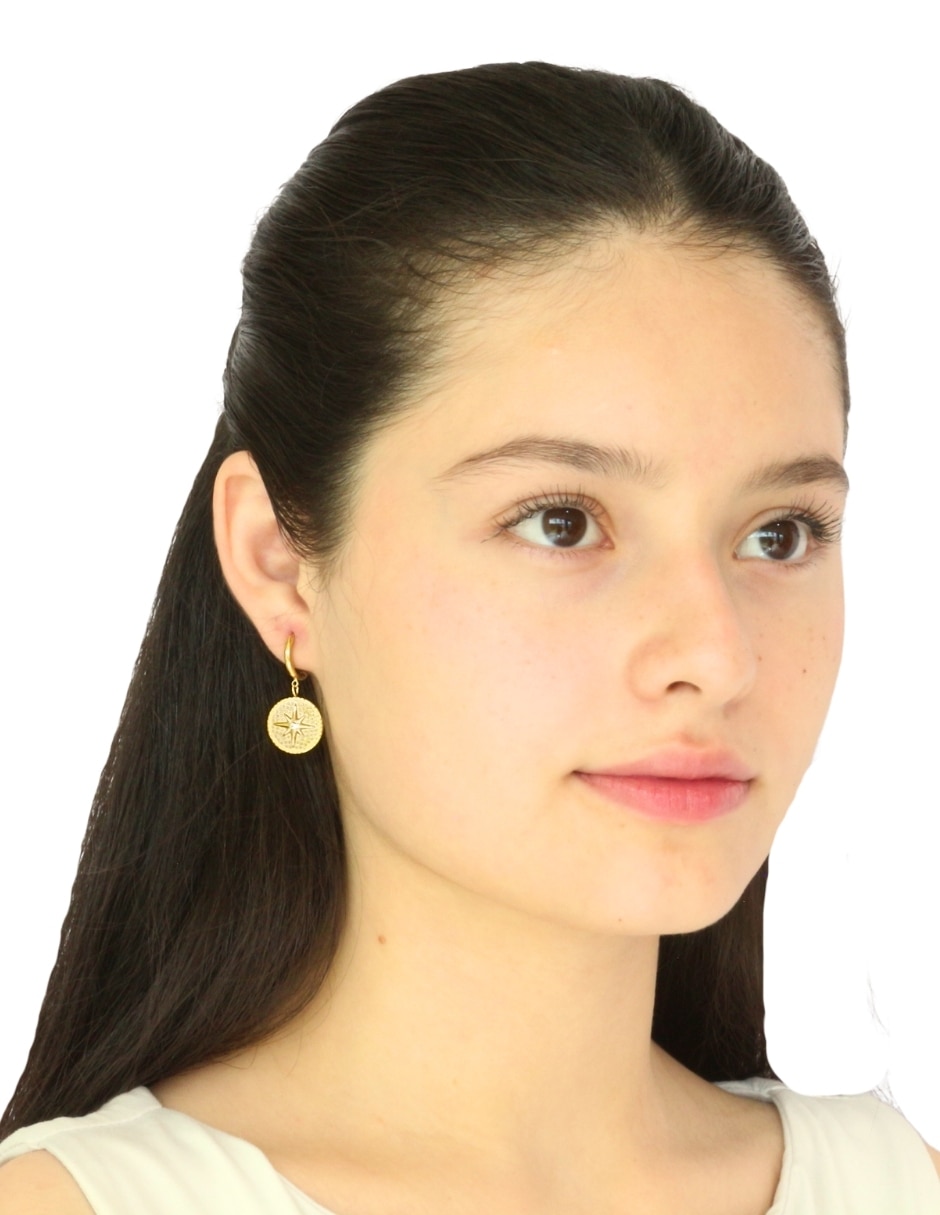 Aretes huggies de estrella Nuvi con acabado brillante