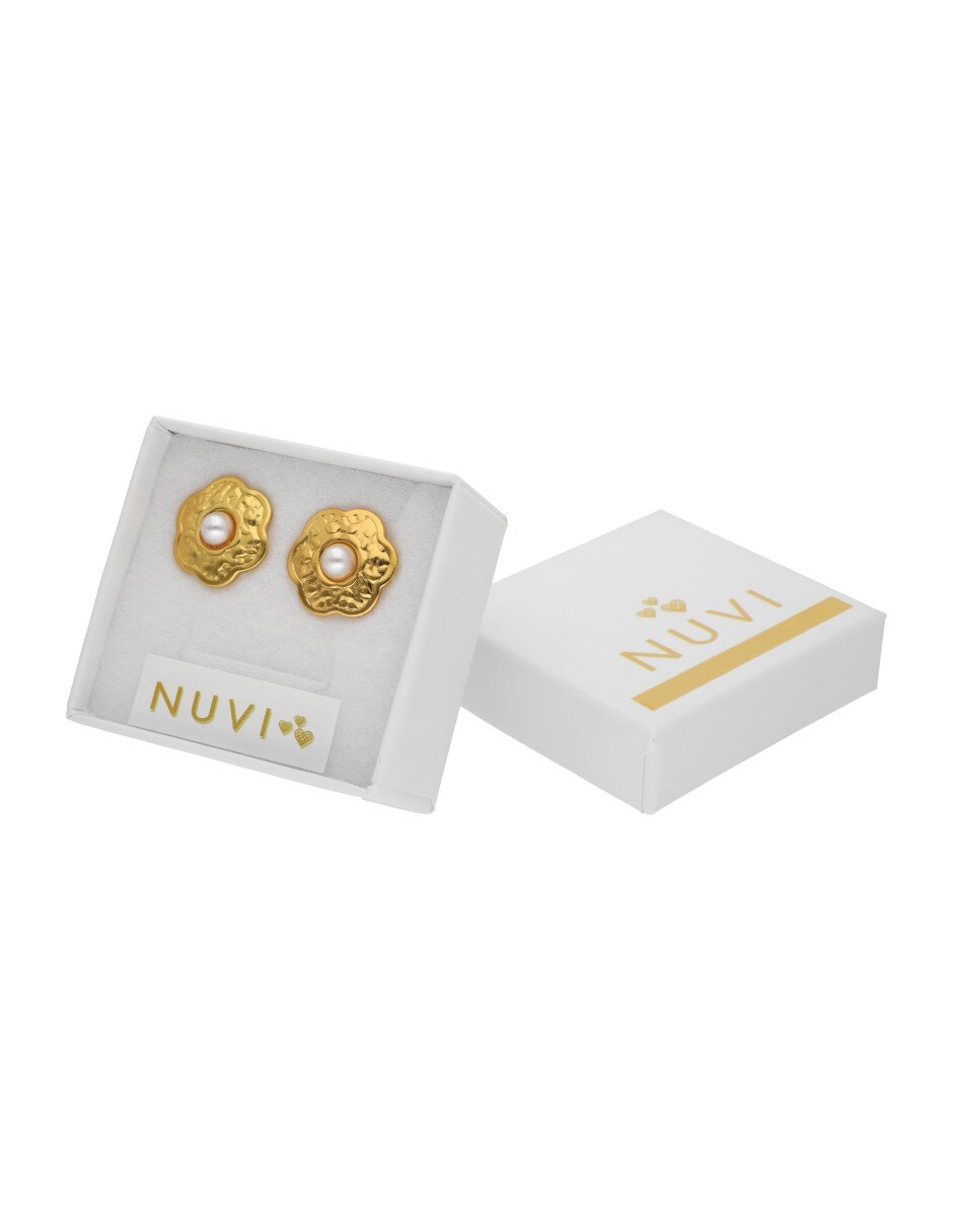 Arete de Flor Nuvi con acabado brillante
