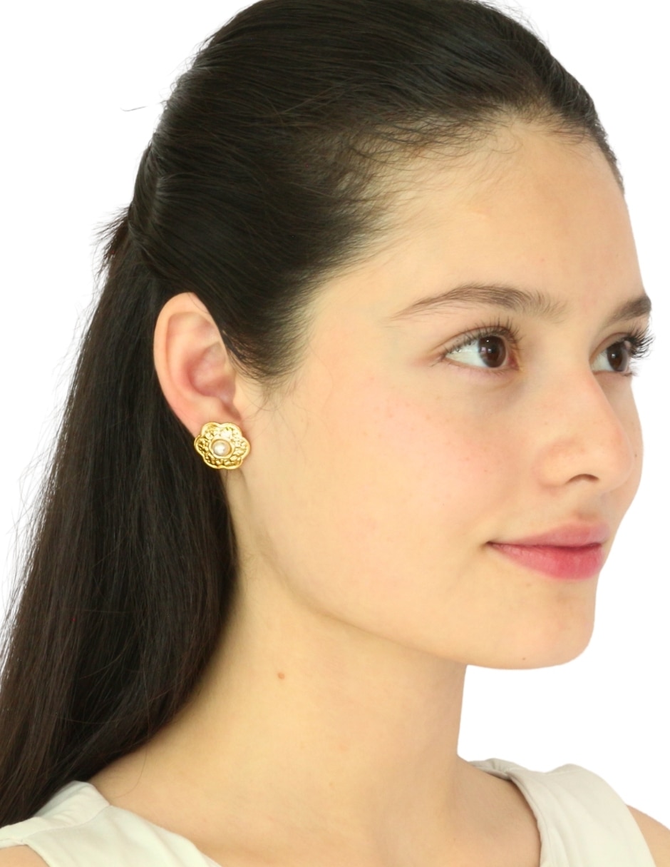 Arete de Flor Nuvi con acabado brillante