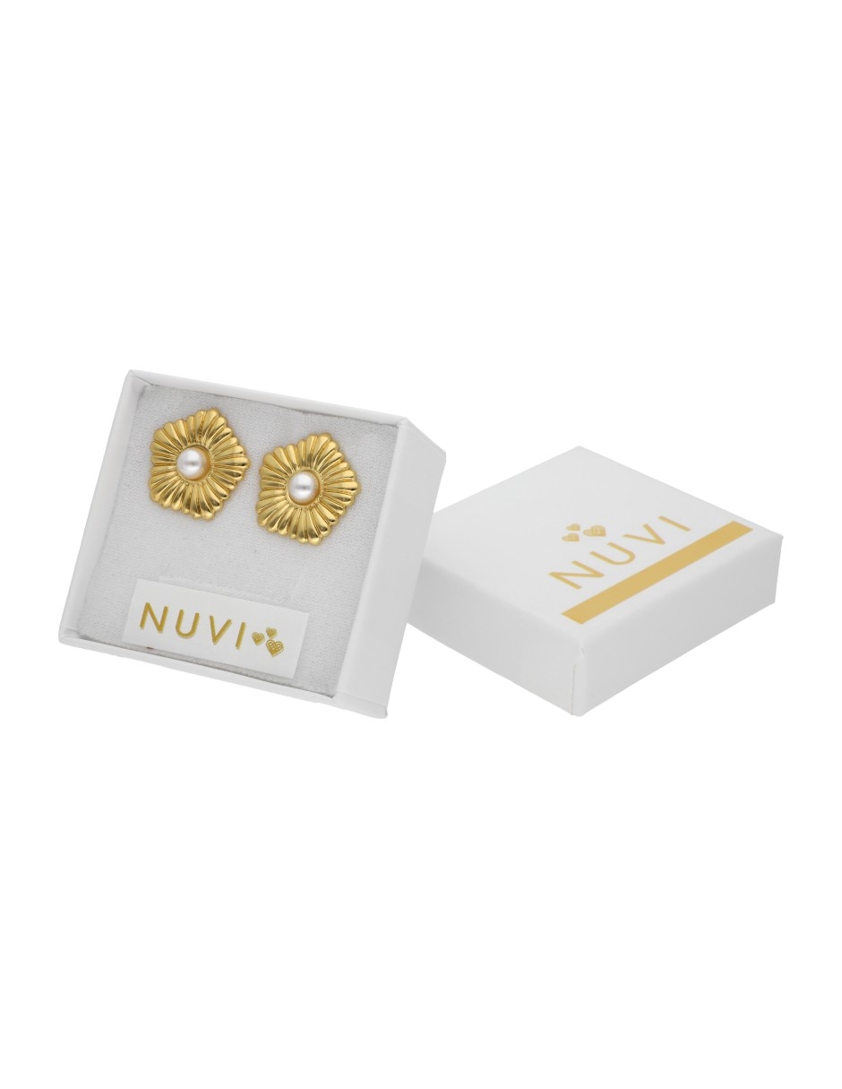 Arete de Flor Nuvi con acabado brillante