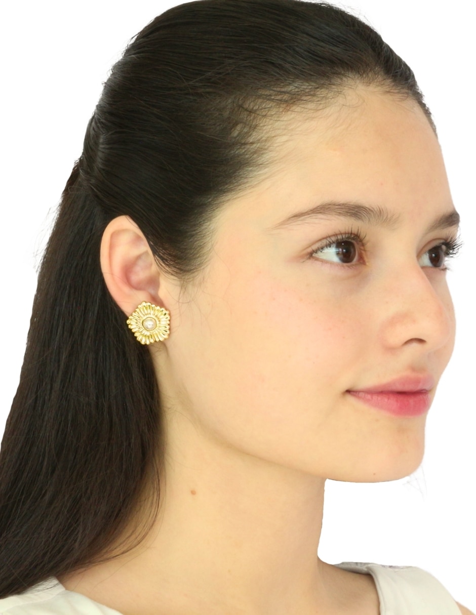 Arete de Flor Nuvi con acabado brillante