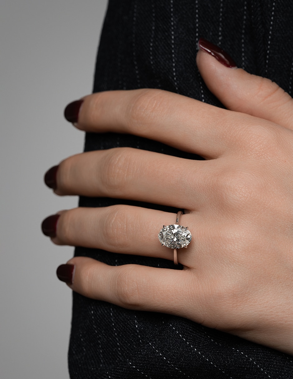 Anillo ovalado 14 k de oro blanco moissanita acabado brillante 4