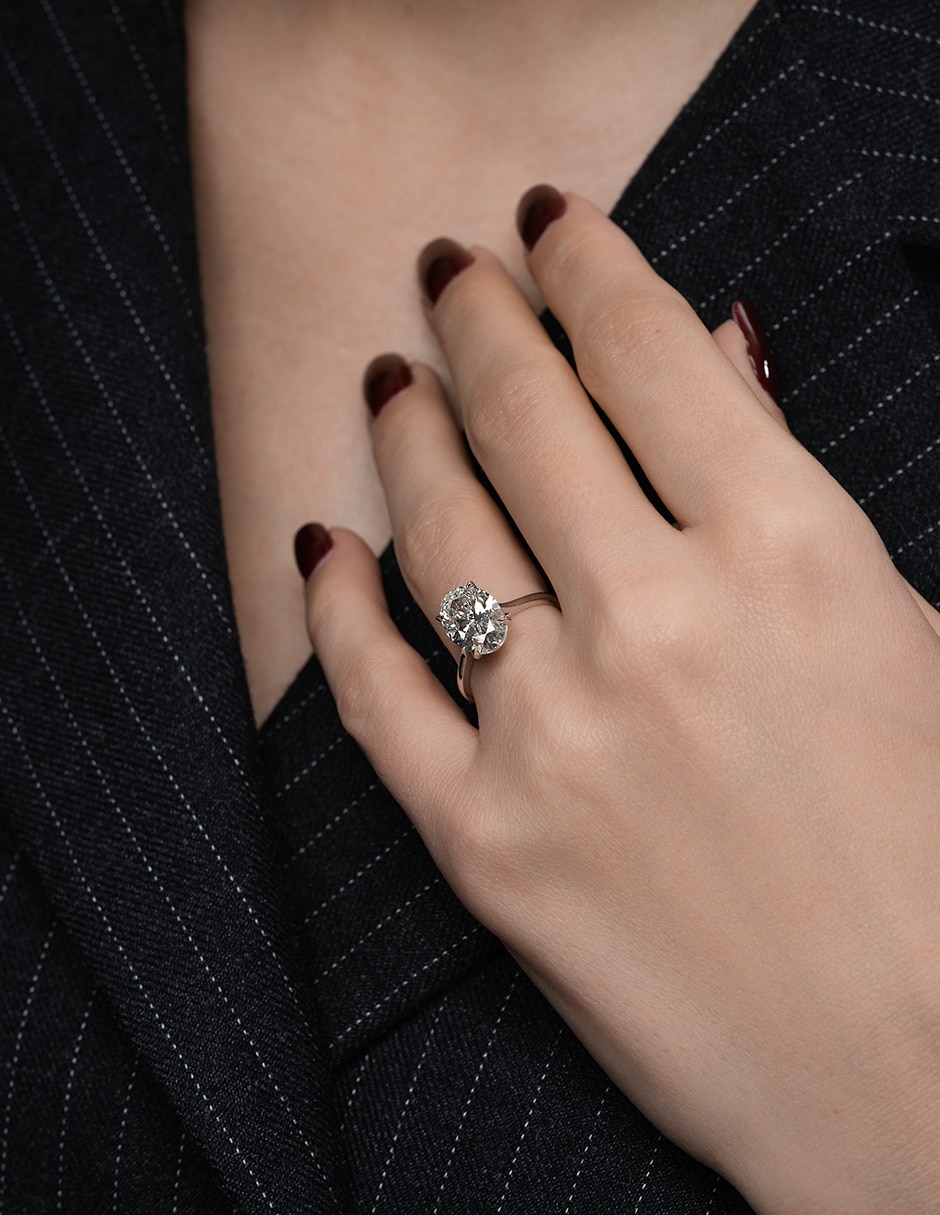 Anillo ovalado 14 k de oro blanco moissanita acabado brillante 3