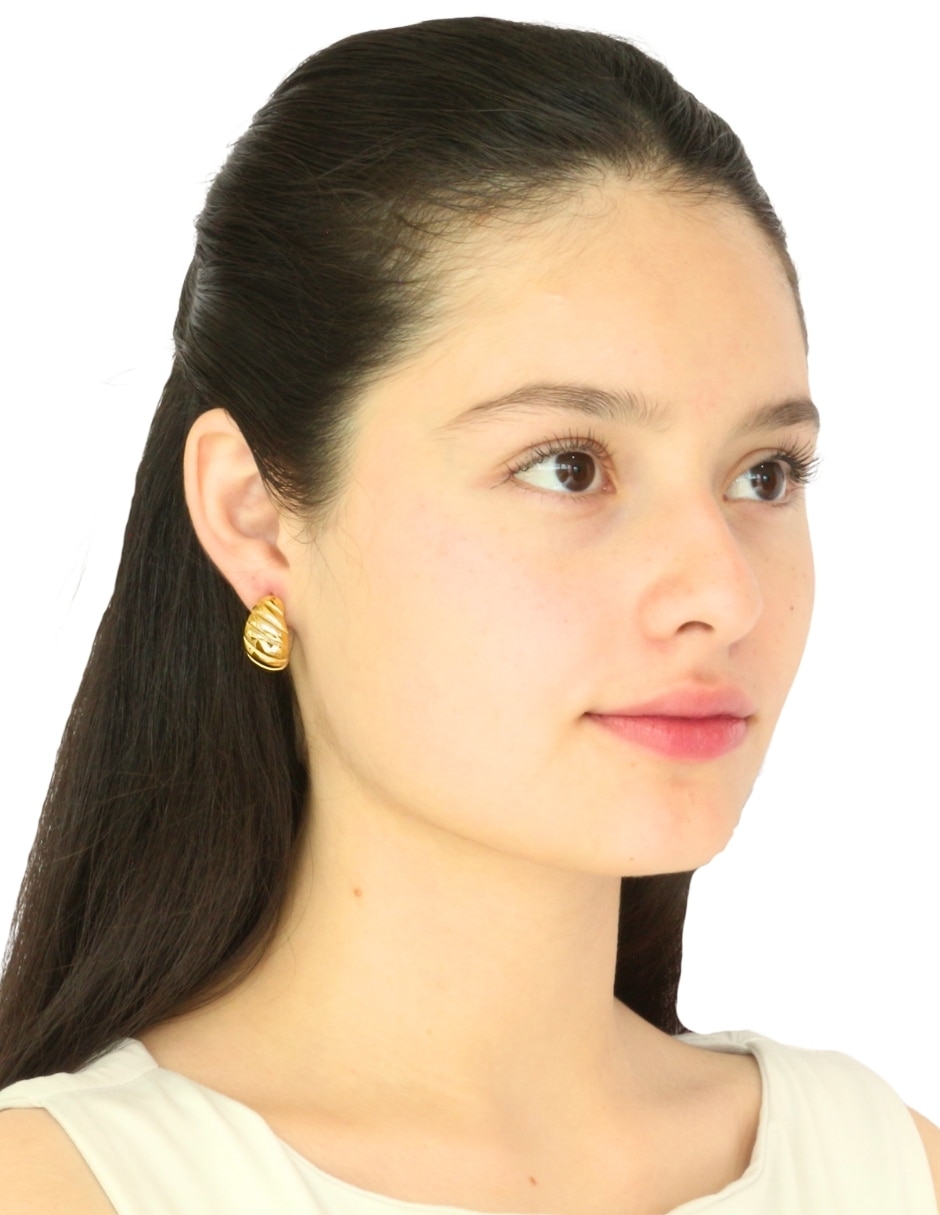 Aretes cortos Nuvi con acabado brillante