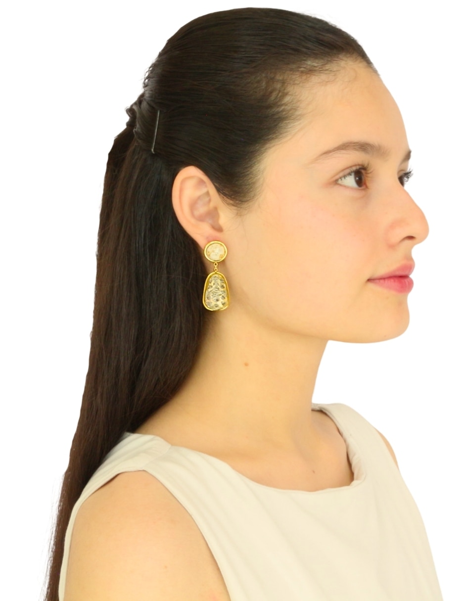 Aretes largos con acabado brillante 4