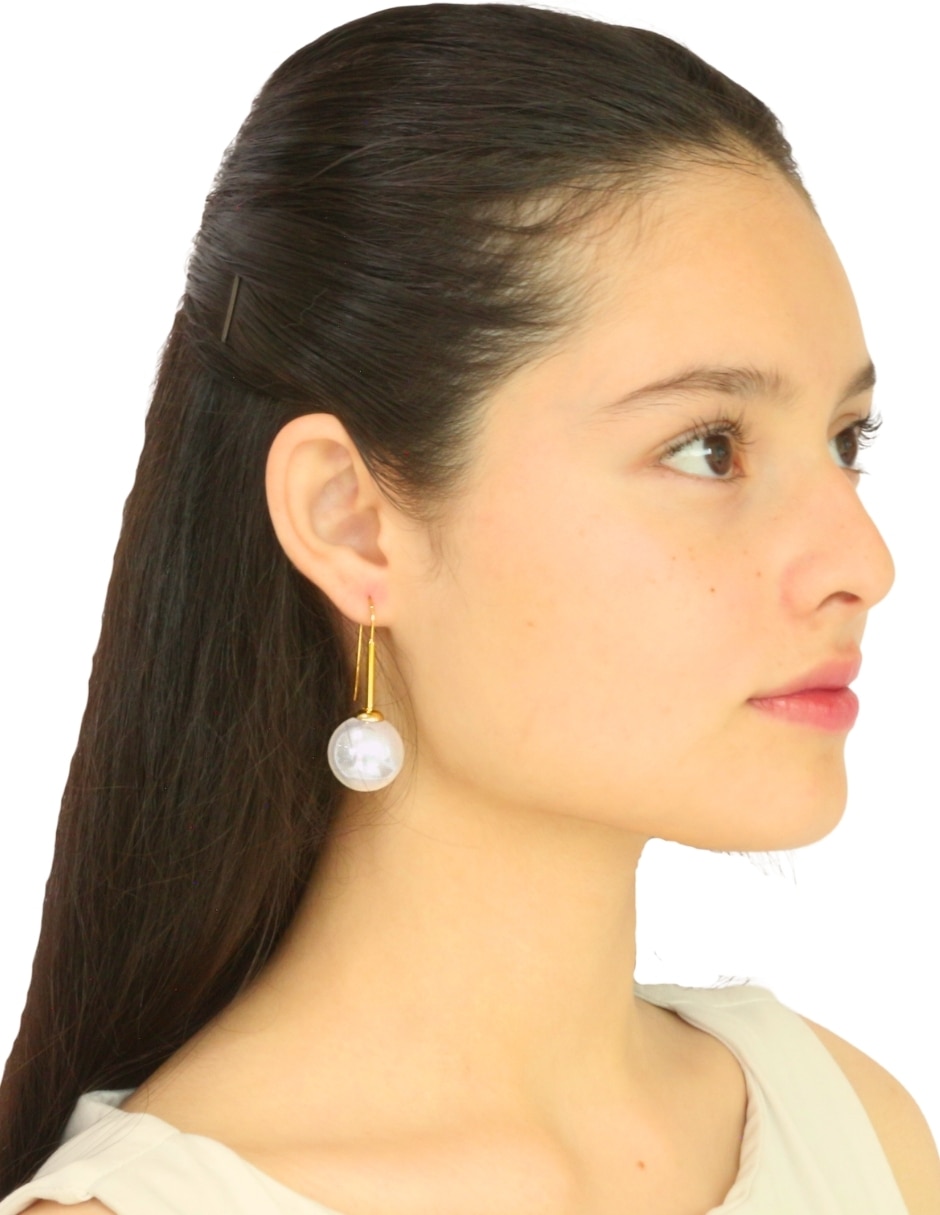 Aretes largos de perla Nuvi con acabado brillante