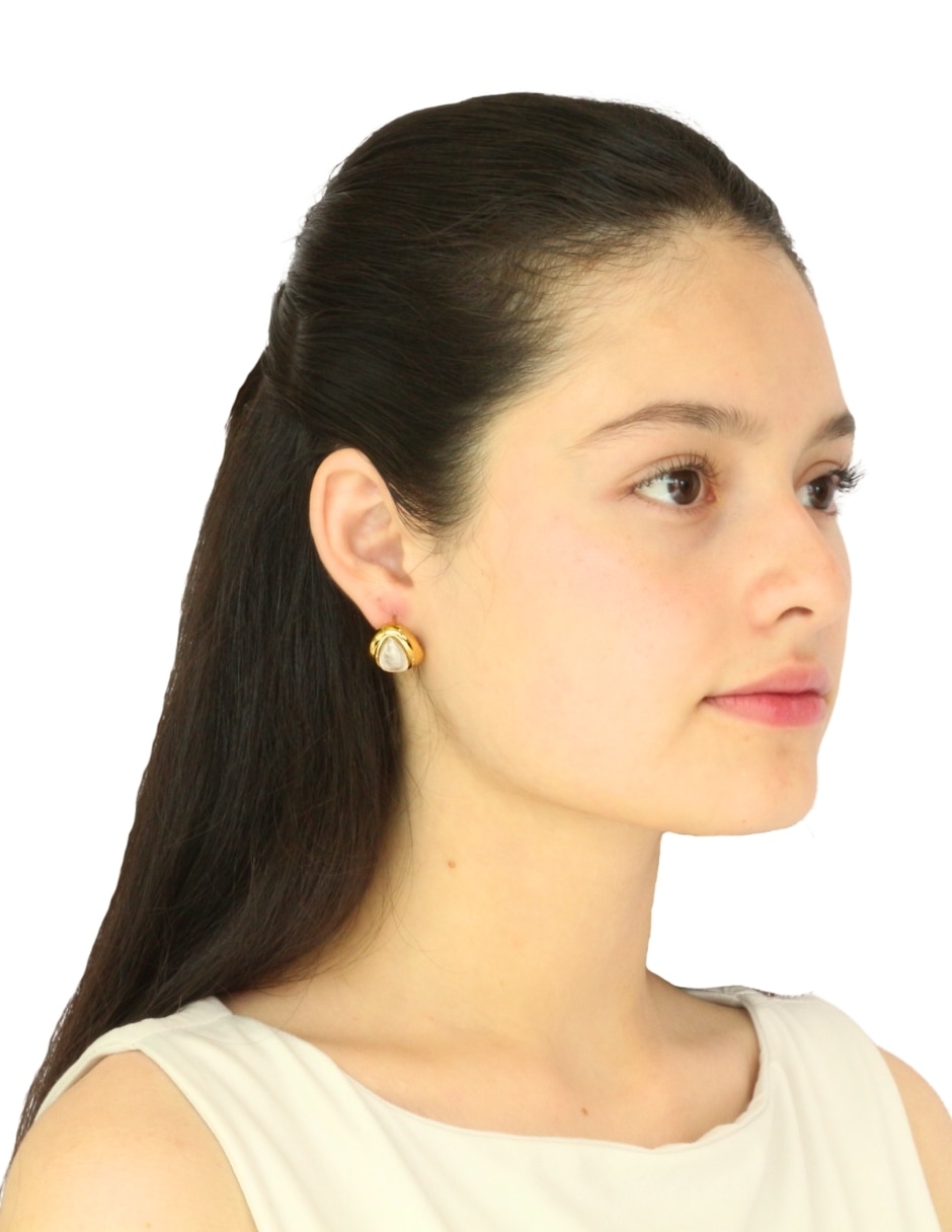 Aretes cortos de gota Nuvi con acabado brillante