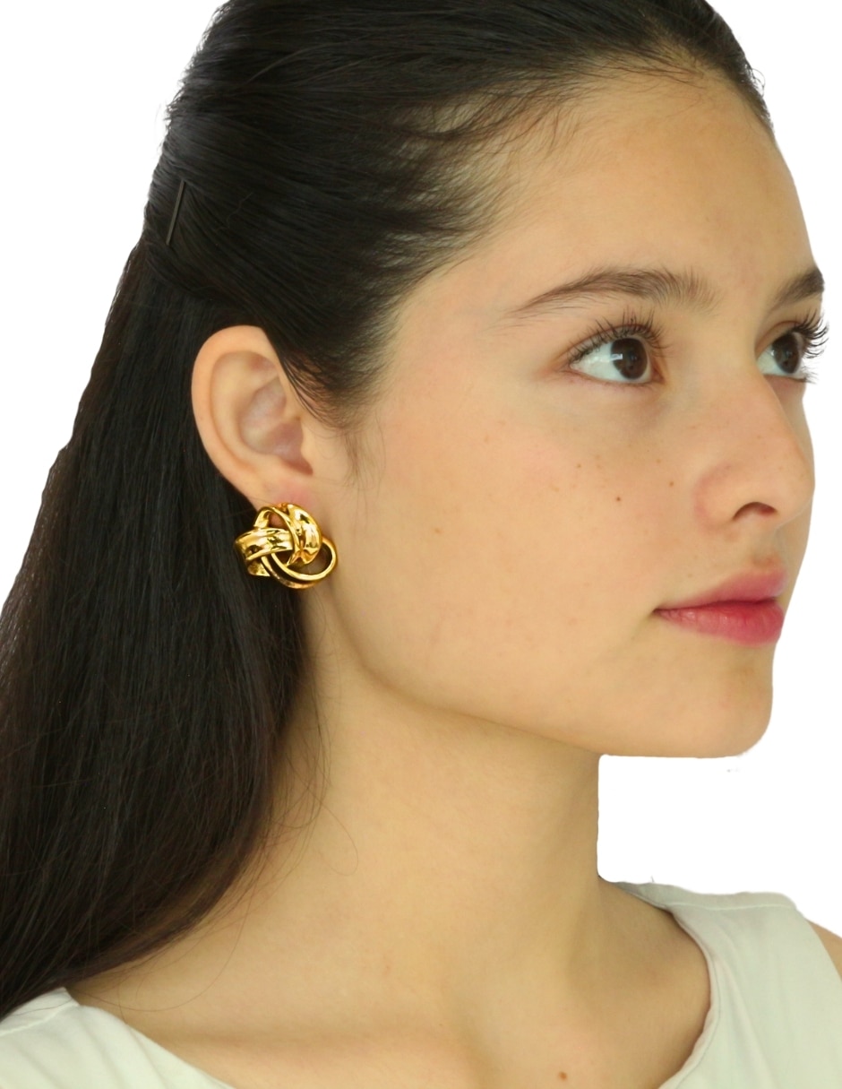 Aretes cortos de nudo Nuvi con acabado brillante