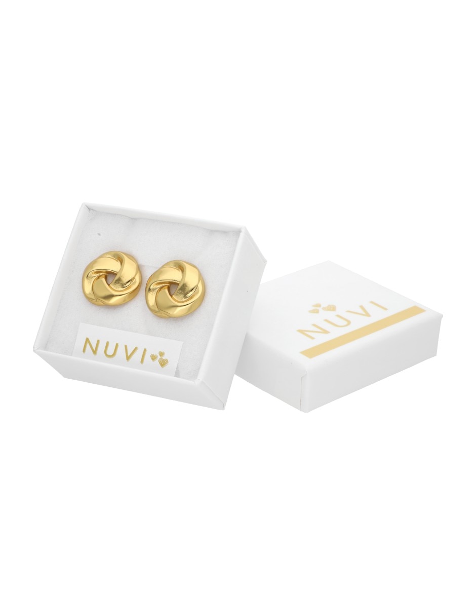 Aretes cortos Nuvi con acabado brillante