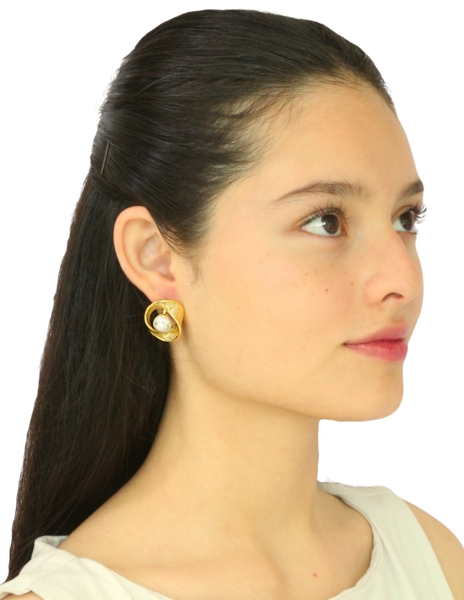 Aretes cortos de nudo Nuvi con acabado brillante