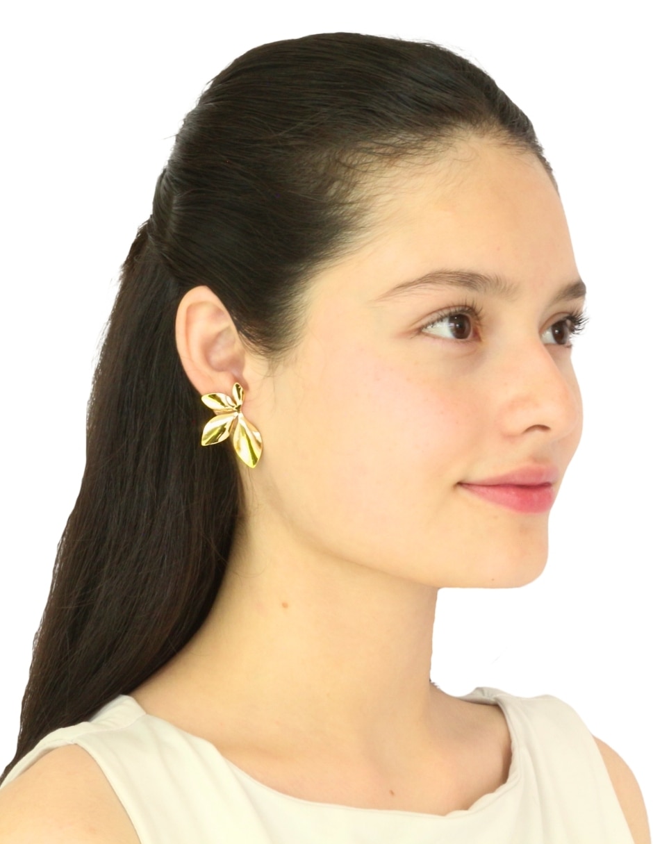 Aretes largos  de flor  Nuvi   con acabado brillante