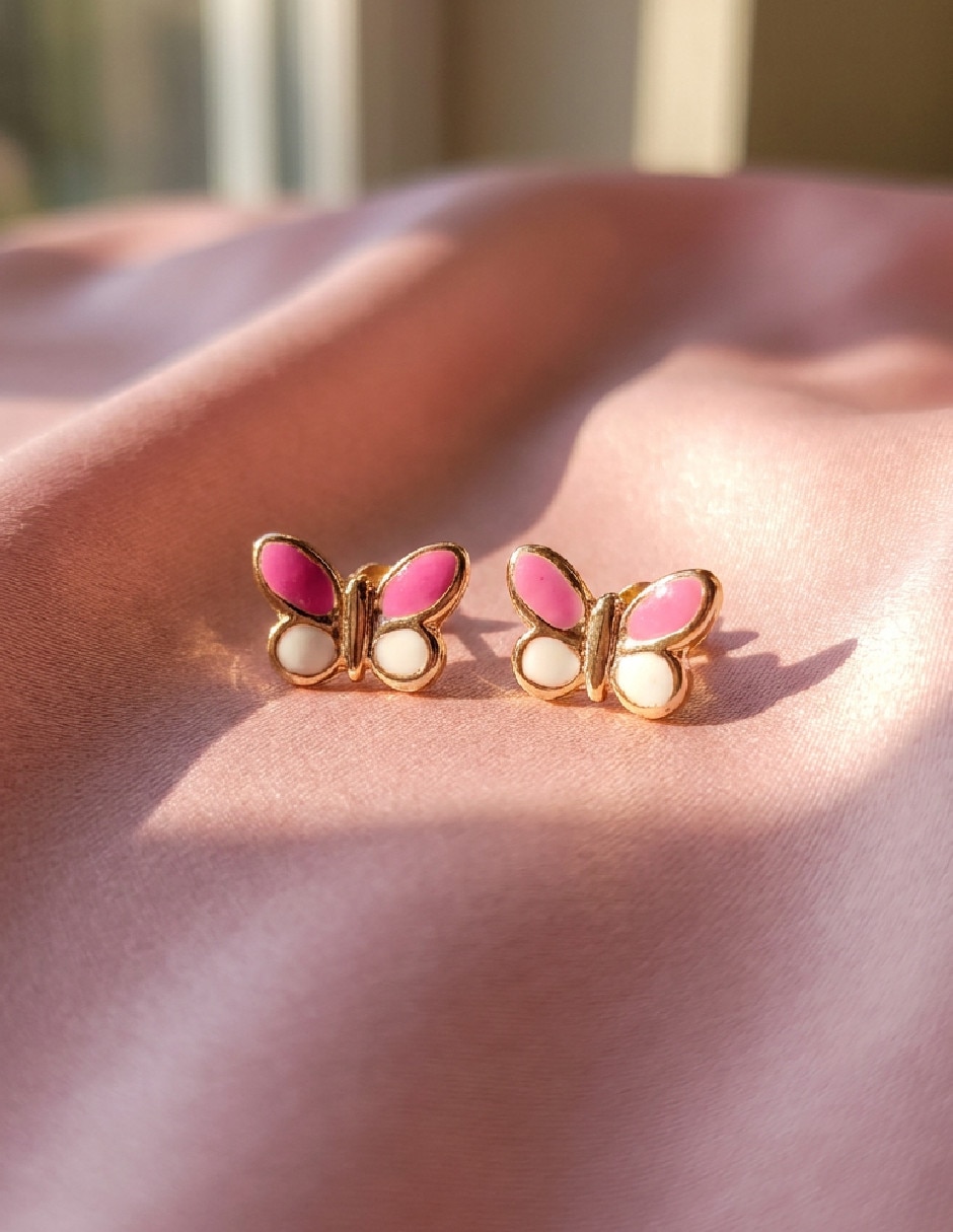 Aretes cortos de mariposa de oro laminado 18 k con 4