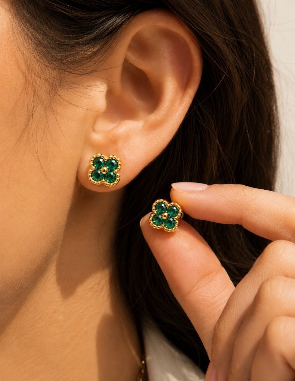 Broqueles de flor yoiko virelle con acabado baño de oro zirconia