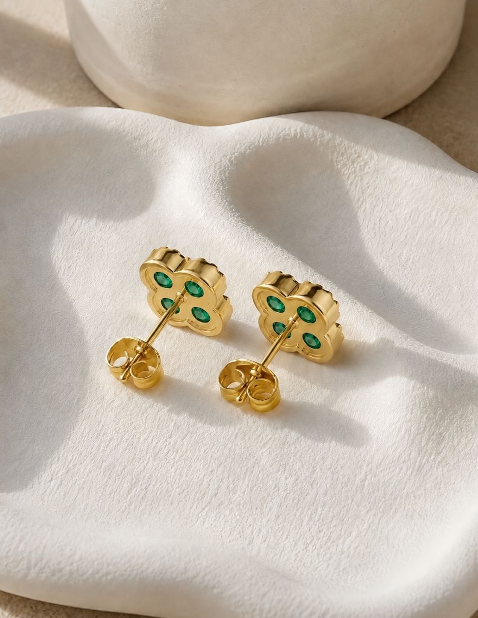 Broqueles de flor yoiko virelle con acabado baño de oro zirconia