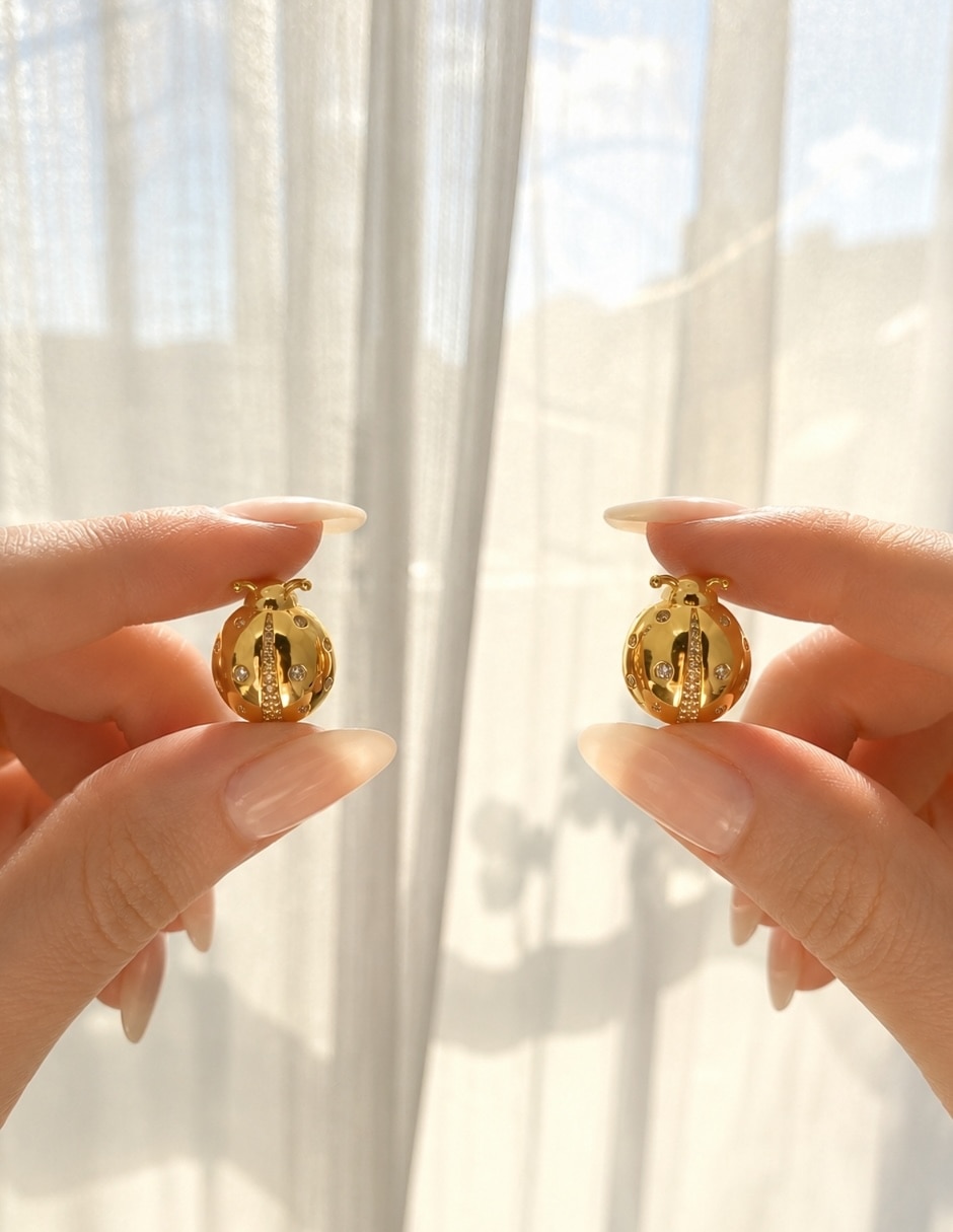 Broqueles de catarina nubia con acabado baño de oro zirconia 8
