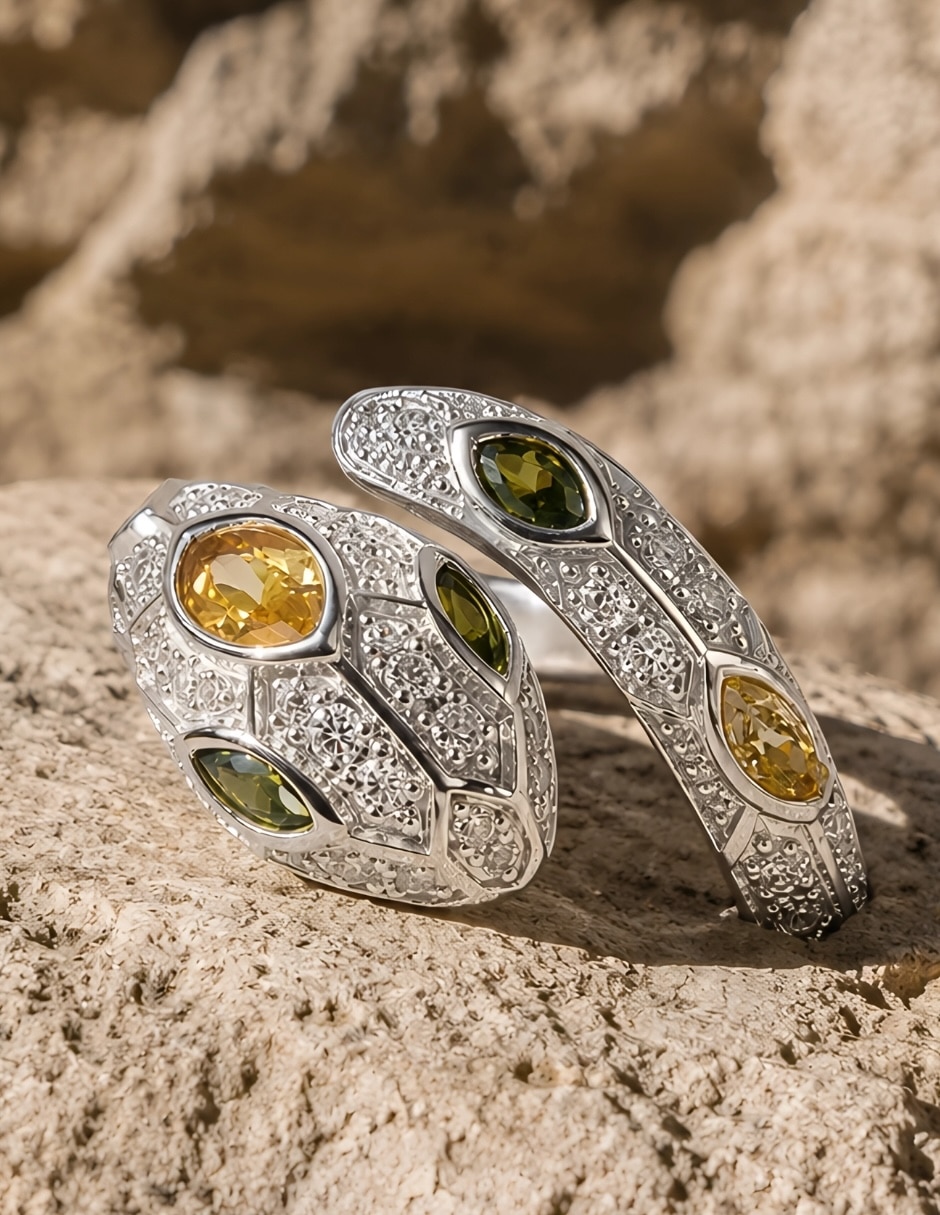 Anillo con gema de serpiente yoiko serpentina peridoto