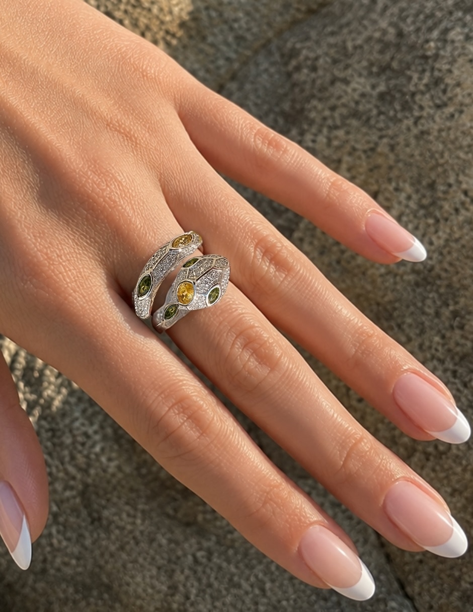 Anillo con gema de serpiente yoiko serpentina peridoto