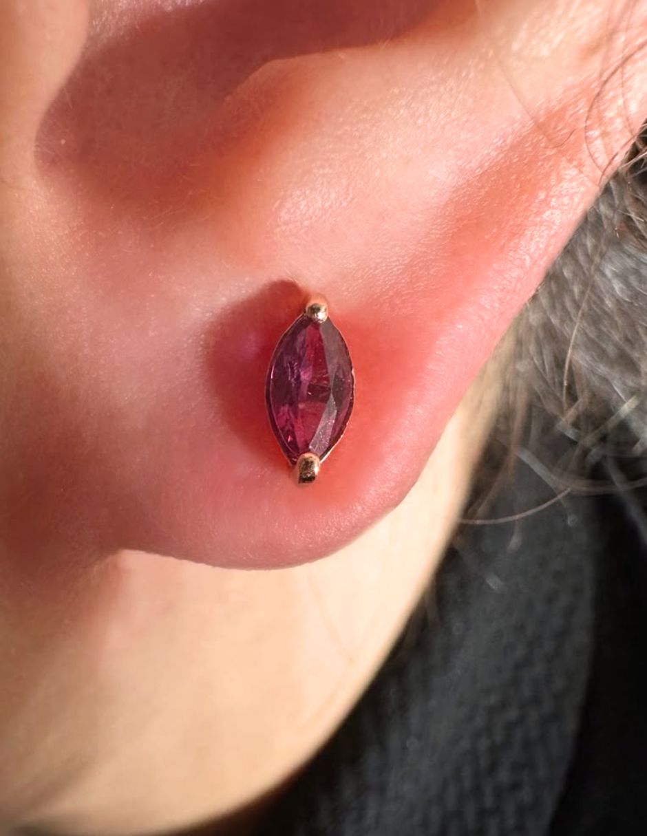 Broqueles ovalada de oro rosa 14 k con acabado brillante rubí 3