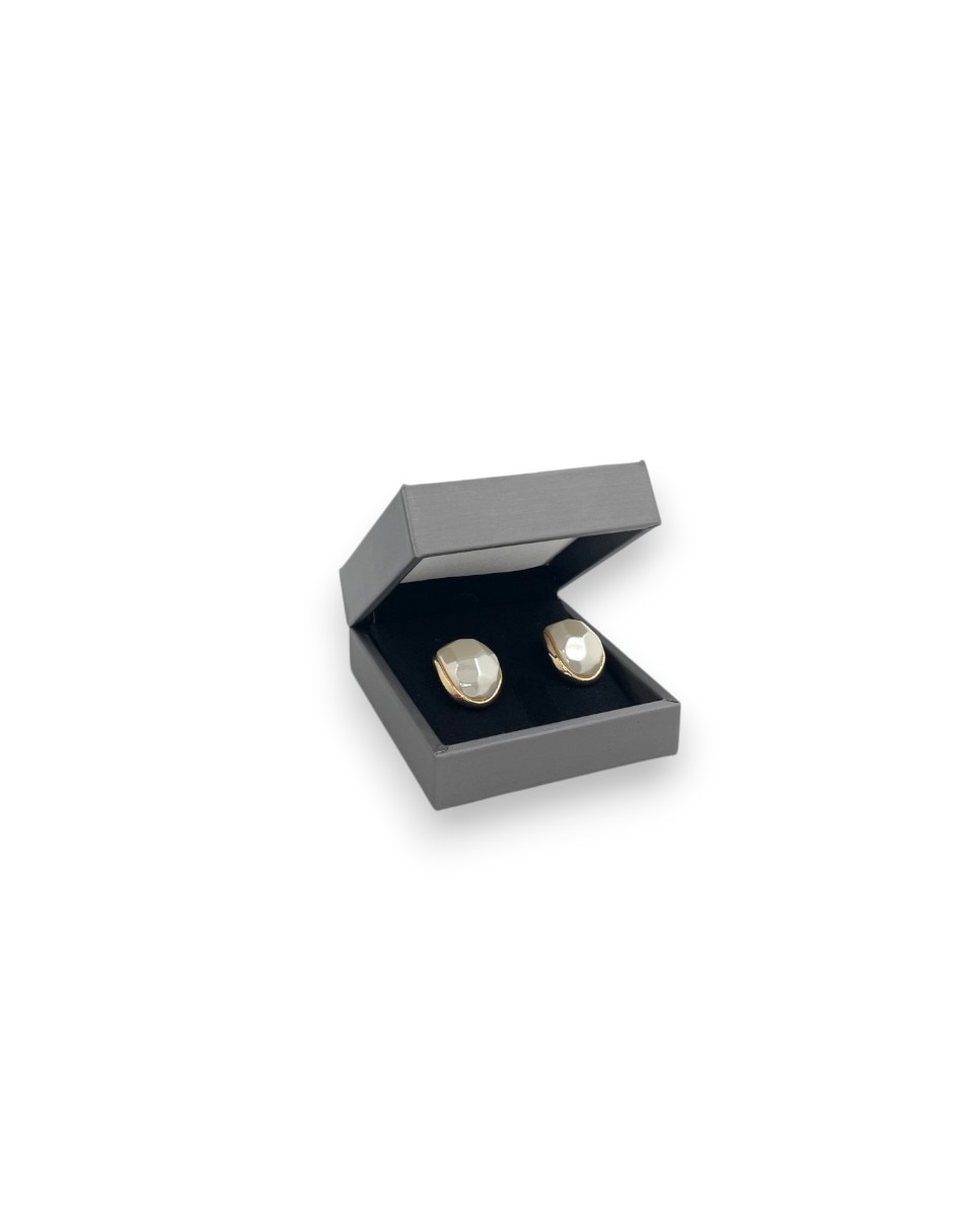 Aretes cortos de chapa de oro con acabado brillante Aretes cortos de chapa de oro con acabado brillante