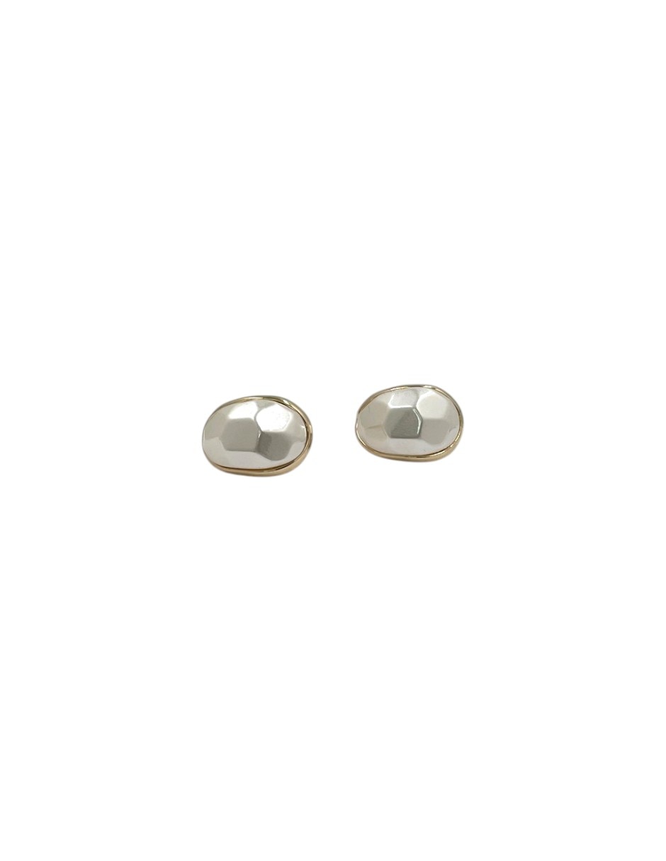 Aretes cortos de chapa de oro con acabado brillante 2