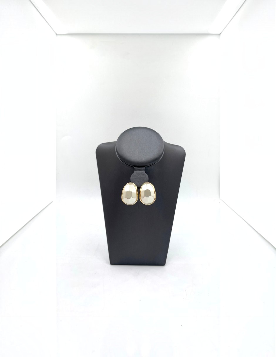 Aretes cortos de chapa de oro con acabado brillante 5
