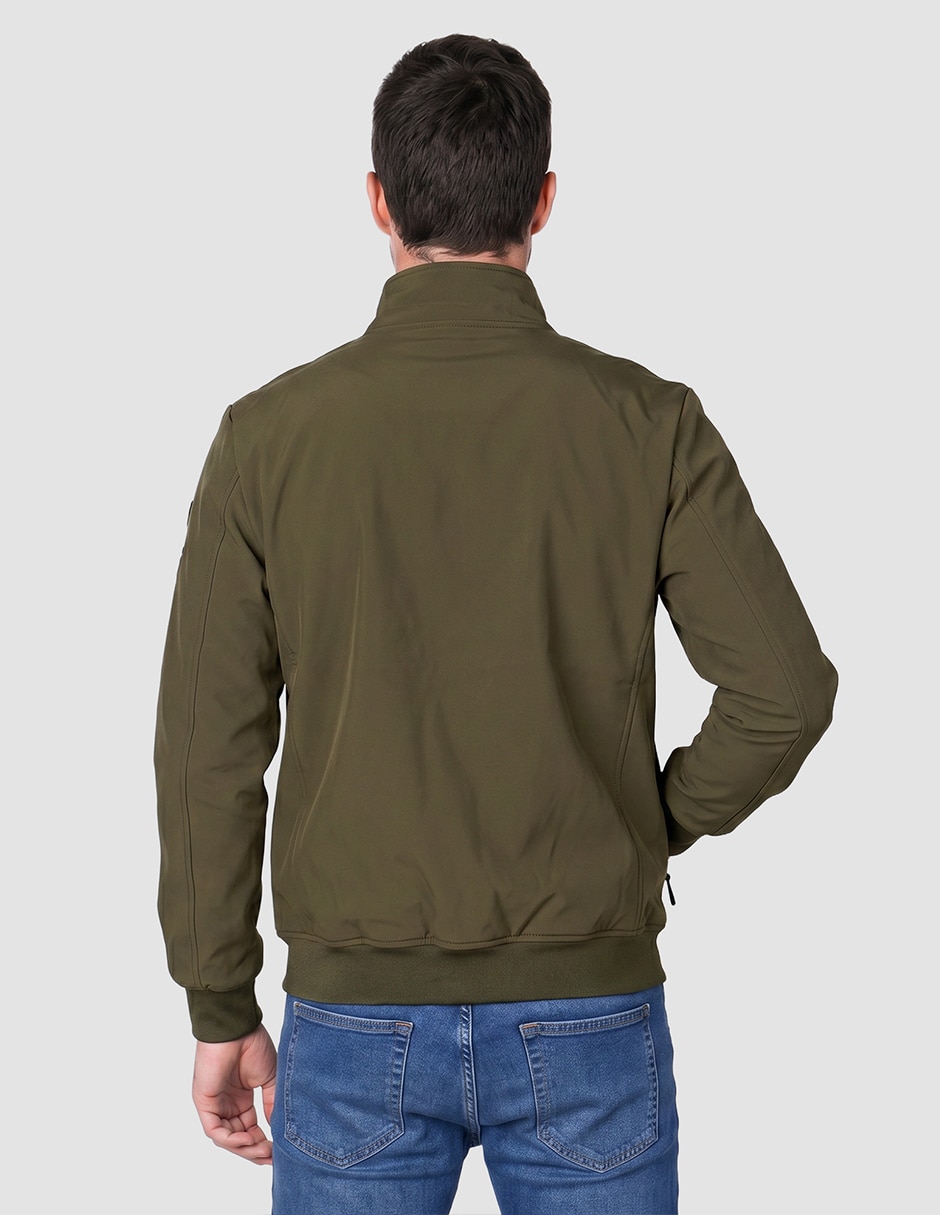Chamarra casual sotfshell con bolsillos para hombre 4