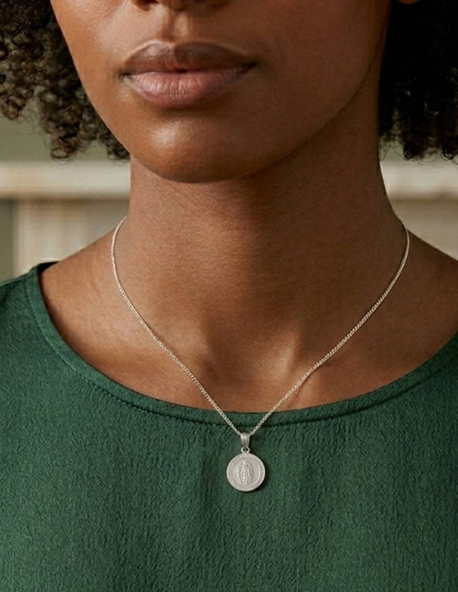 Collar con dije de cadena religiosa de plata
