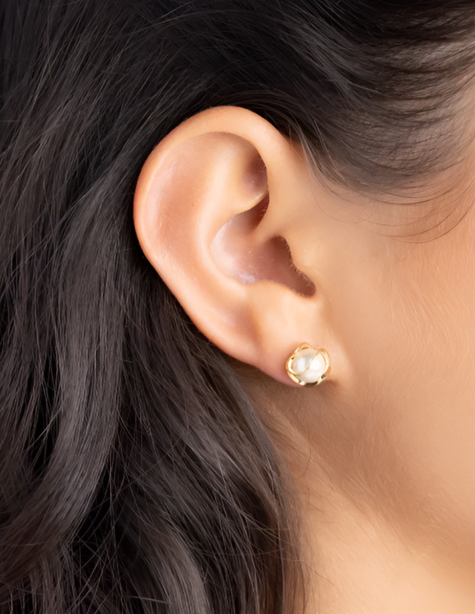 Aretes cortos de perla con acabado brillante