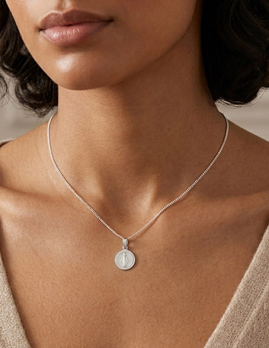 Collar con dije de cadena religioso de plata