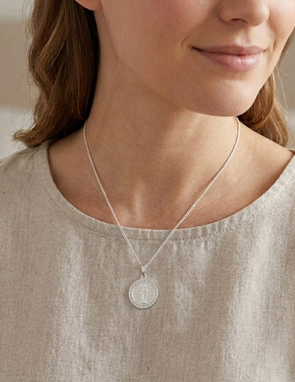 Collar con dije de cadena religioso de plata