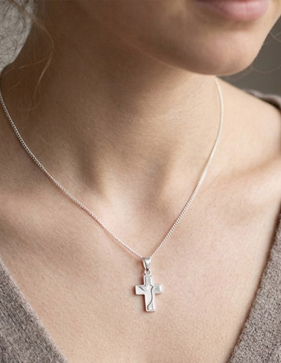 Collar con dije de cruz de plata