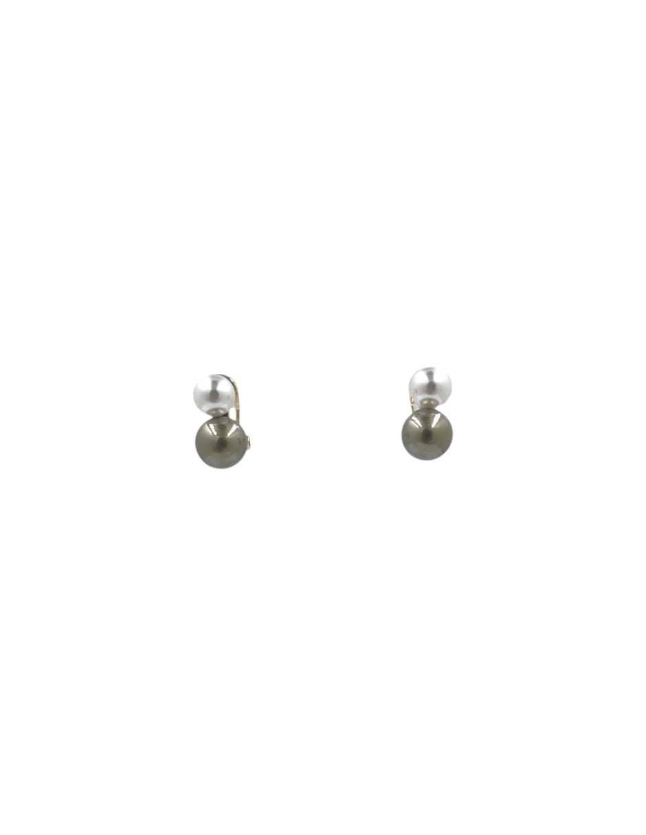 Aretes cortos de perla con acabado brillante