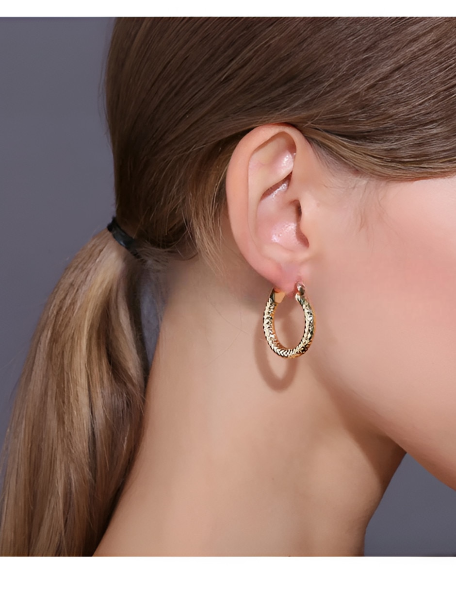 Aretes cortos de oro 14 k con acabado brillante
