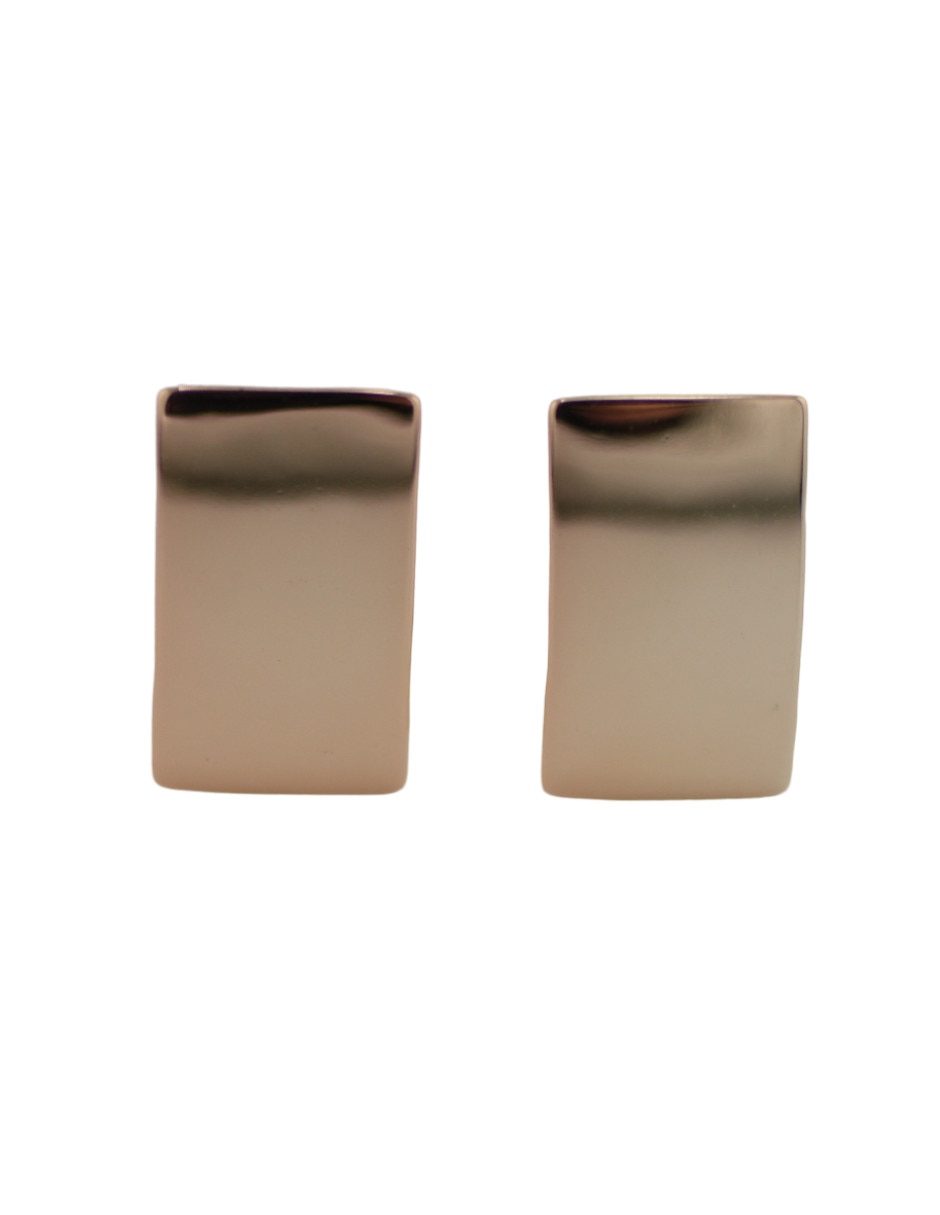 Aretes cortos con acabado brillante