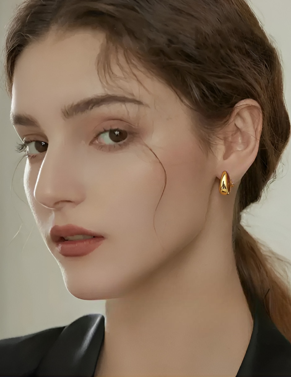 Aretes cortos de oro 18 k con acabado brillante