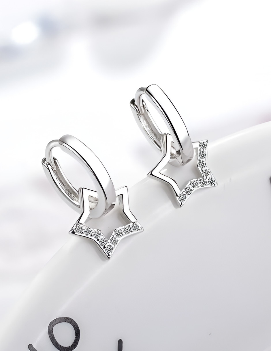 Aretes cortos de plata con acabado brillante
