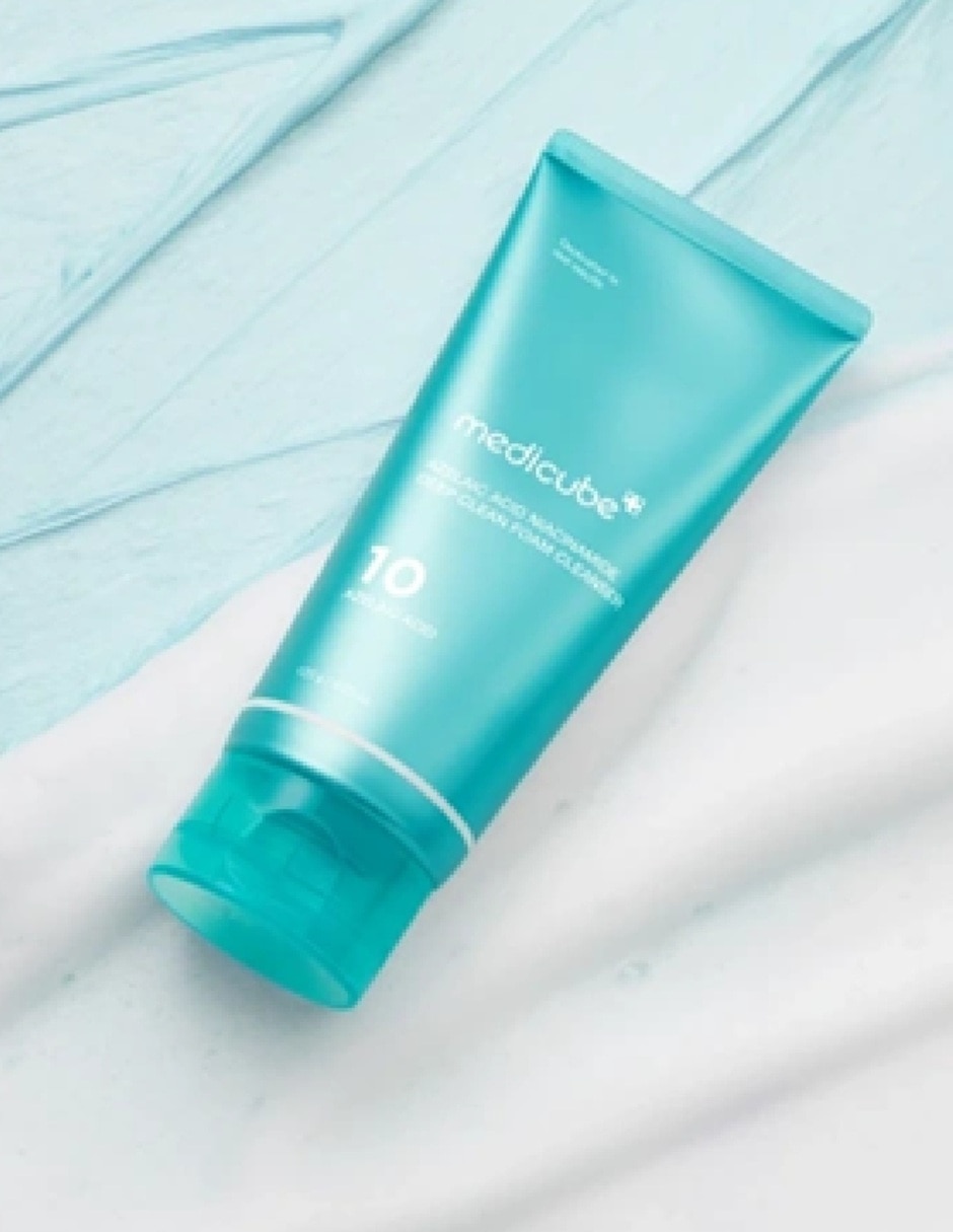 Limpiador facial Acido Azelaico y Niacinamida Medicube para eliminar el brillo