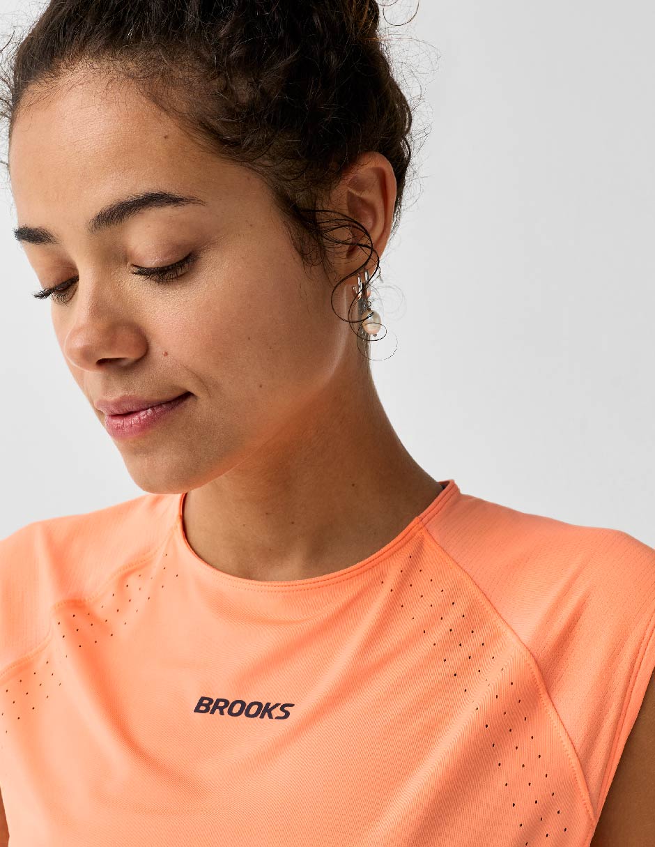 Playera deportiva para correr Dash Cooling Short Sleeve de mujer 4