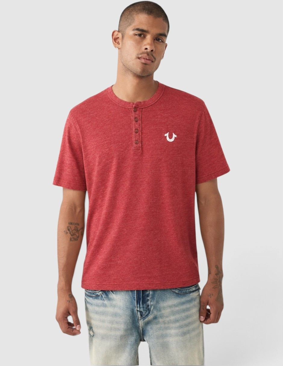 Playera cuello henley para hombre