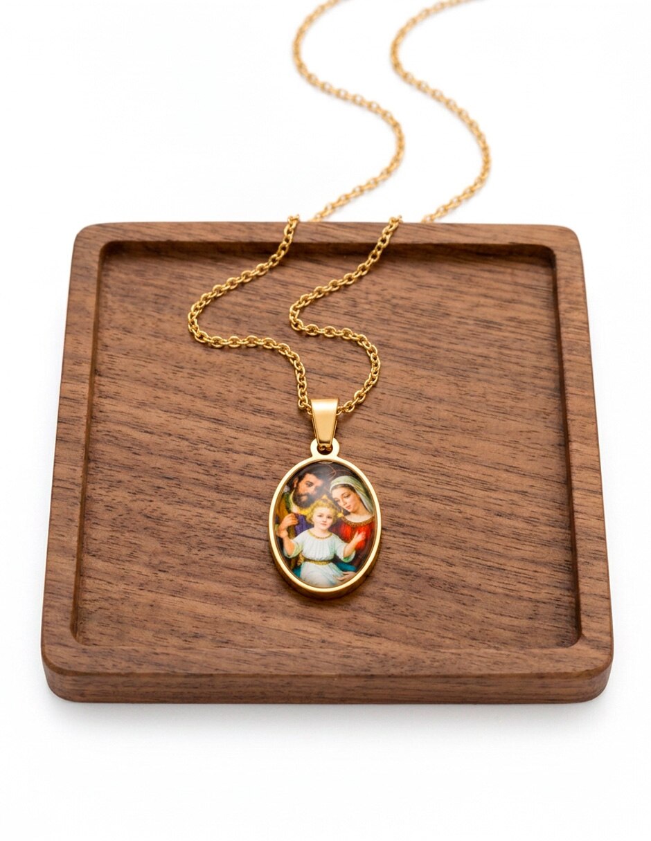 Collar con dije niño dios sagrada familia de acero inoxidable 18 k 2